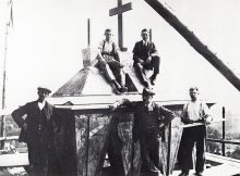 Arbeiter auf einem Turmhelm kurz vor Fertigstellung der Kirche 1924