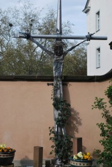 Christus am Kreuz - Skulptur aus Orgelpfeifen; Künstler: Paul Schlüter. (Zustand 2010)