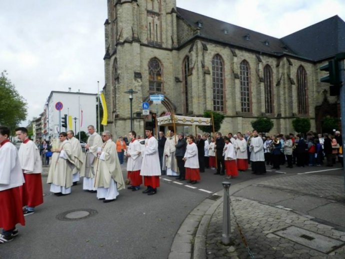 Auszug aus St. Jakob, Formierung der Prozession