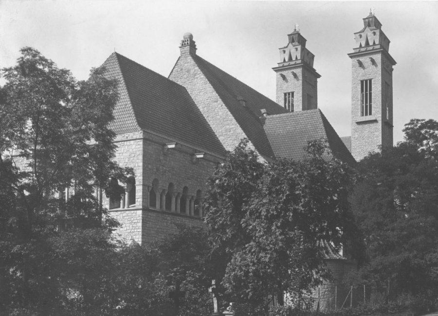 tl_files/pfarrei/kirchen/st-michael/historisch/20_St. Michael vom alten Friedhof aus (spaeterer Echelmeyerpark) 1925.jpg